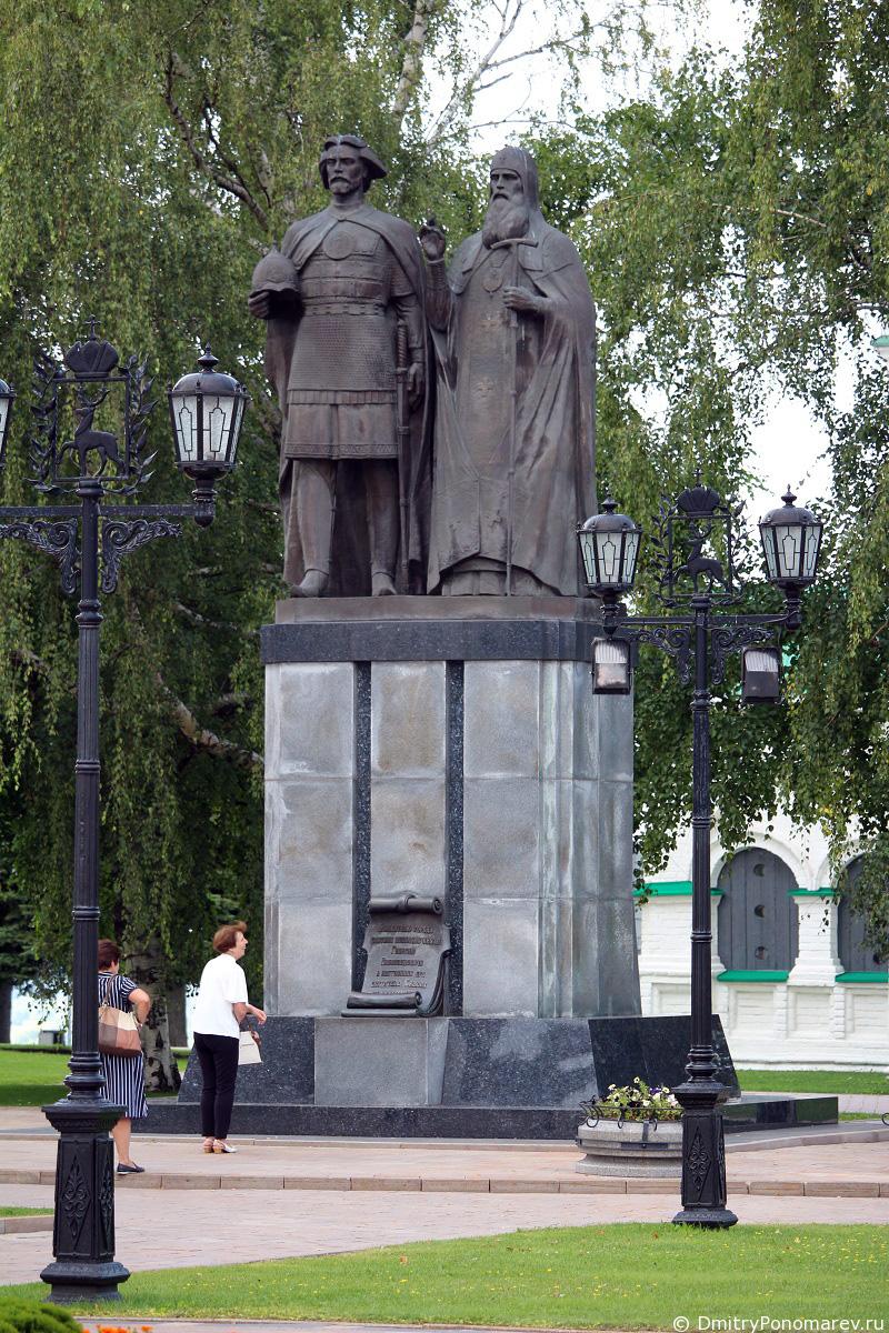 памятник основателю города великому князю Георгию Всеволодовичу и святителю Симону.Нижегородский Кремль