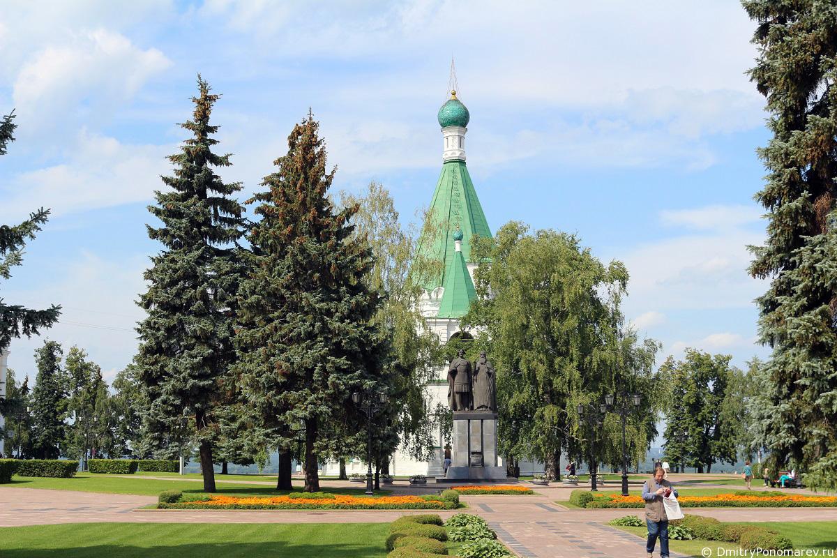 памятник основателю города великому князю Георгию Всеволодовичу и святителю Симону.Нижегородский Кремль