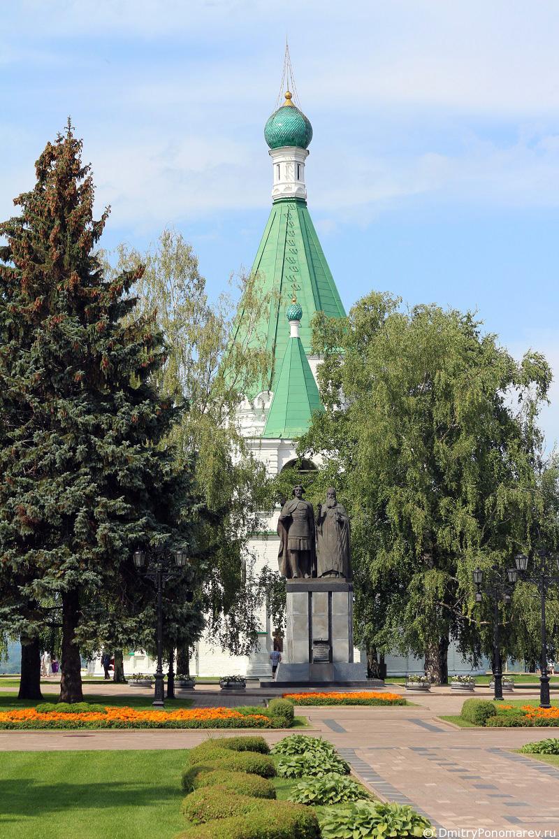 памятник основателю города великому князю Георгию Всеволодовичу и святителю Симону.Нижегородский Кремль