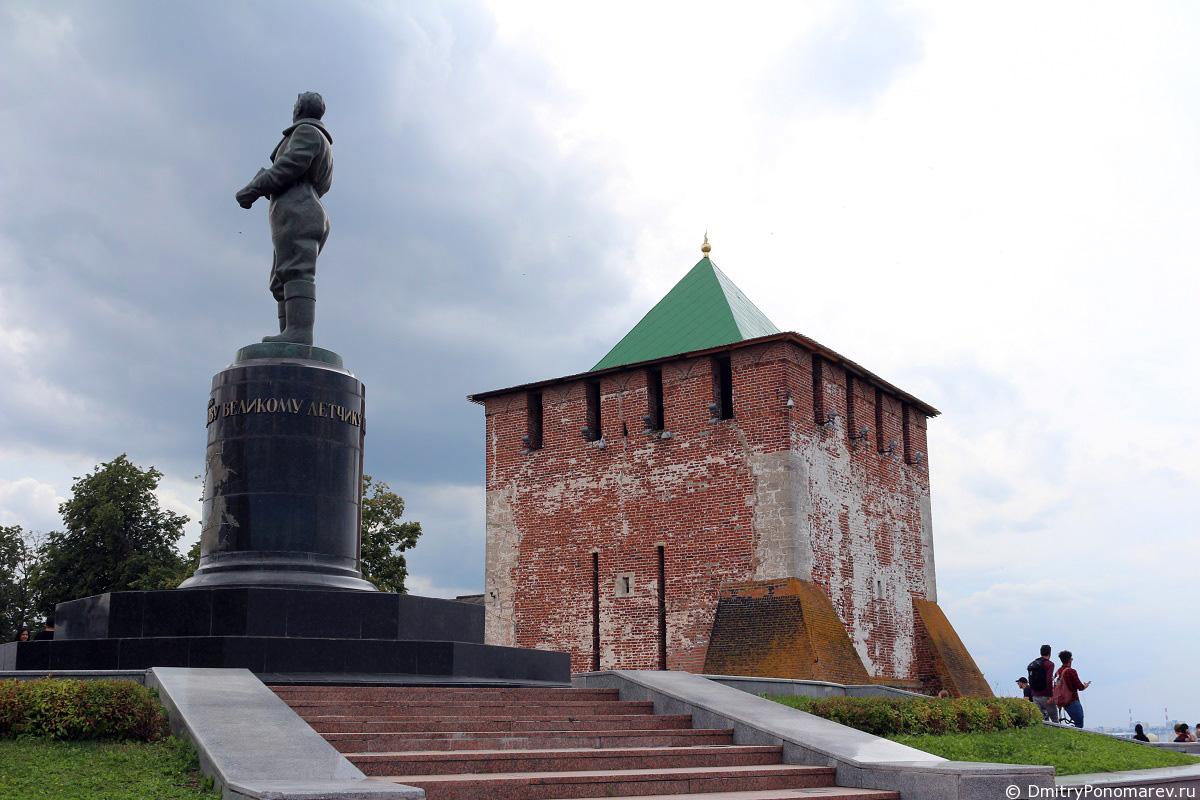 памятник Чкалову в Нижнем Новгороде